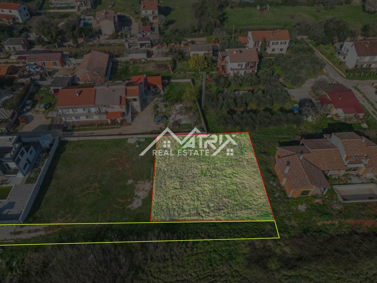 Pula okolica, zazidljivo zemljišče 825 m² s projektom in bazenom