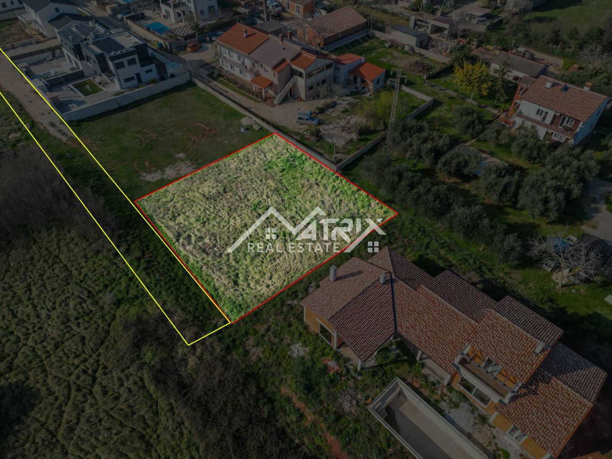 Pula okolica, zazidljivo zemljišče 825 m² s projektom in bazenom