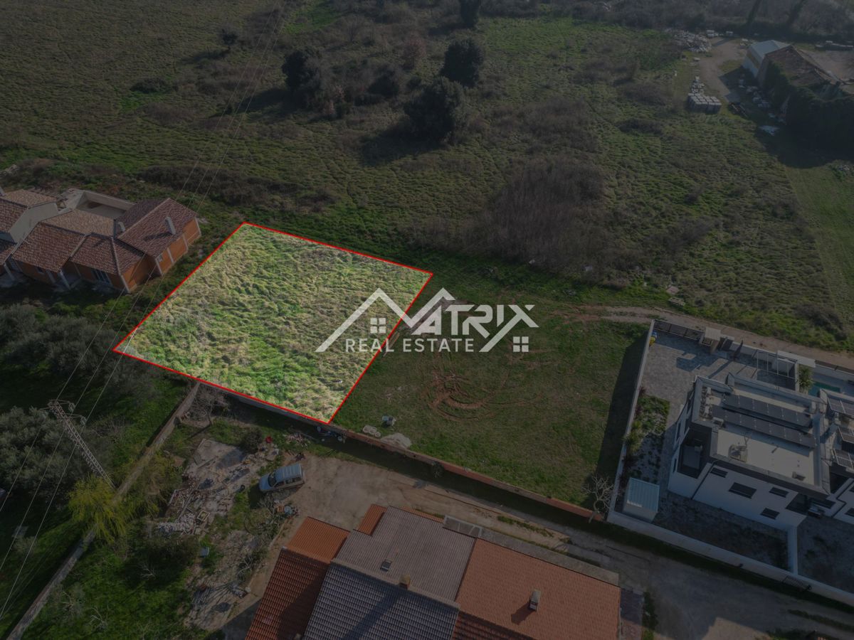 Pula okolica, zazidljivo zemljišče 825 m² s projektom in bazenom