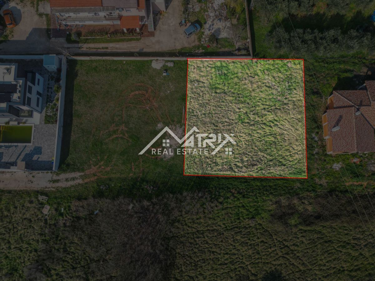 Pula okolica, zazidljivo zemljišče 825 m² s projektom in bazenom