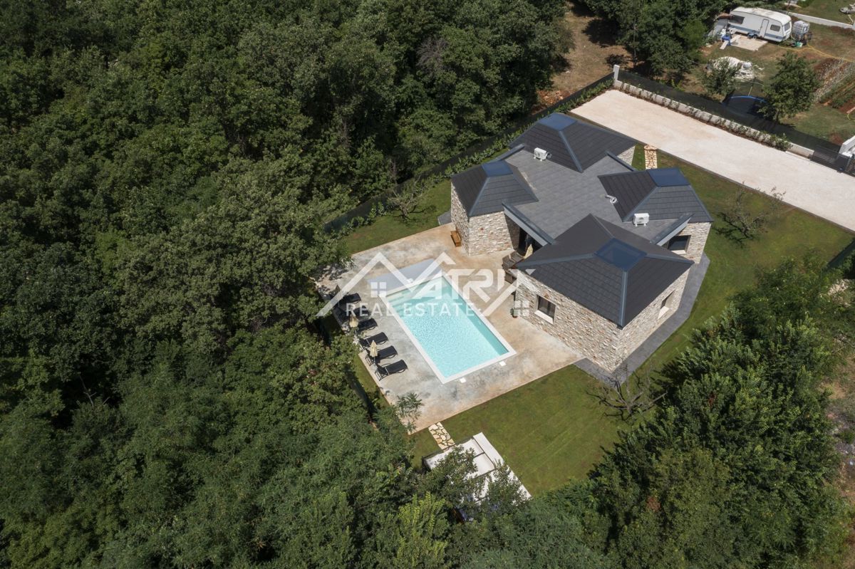 Umag, edinstvena vila z bazenom na mirni lokaciji, 600 m od morja