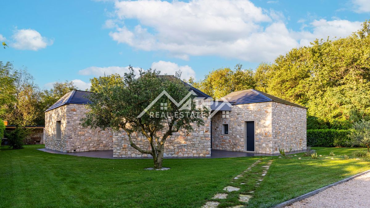 Umag, edinstvena vila z bazenom na mirni lokaciji, 600 m od morja