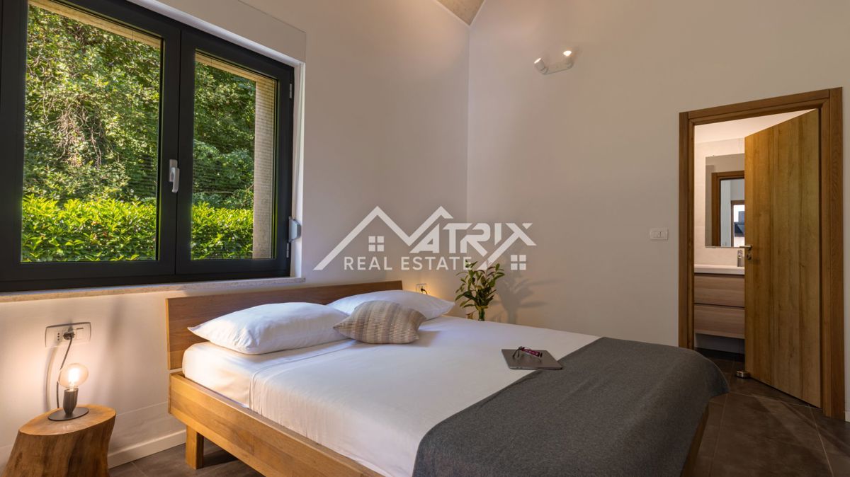 Umag, edinstvena vila z bazenom na mirni lokaciji, 600 m od morja