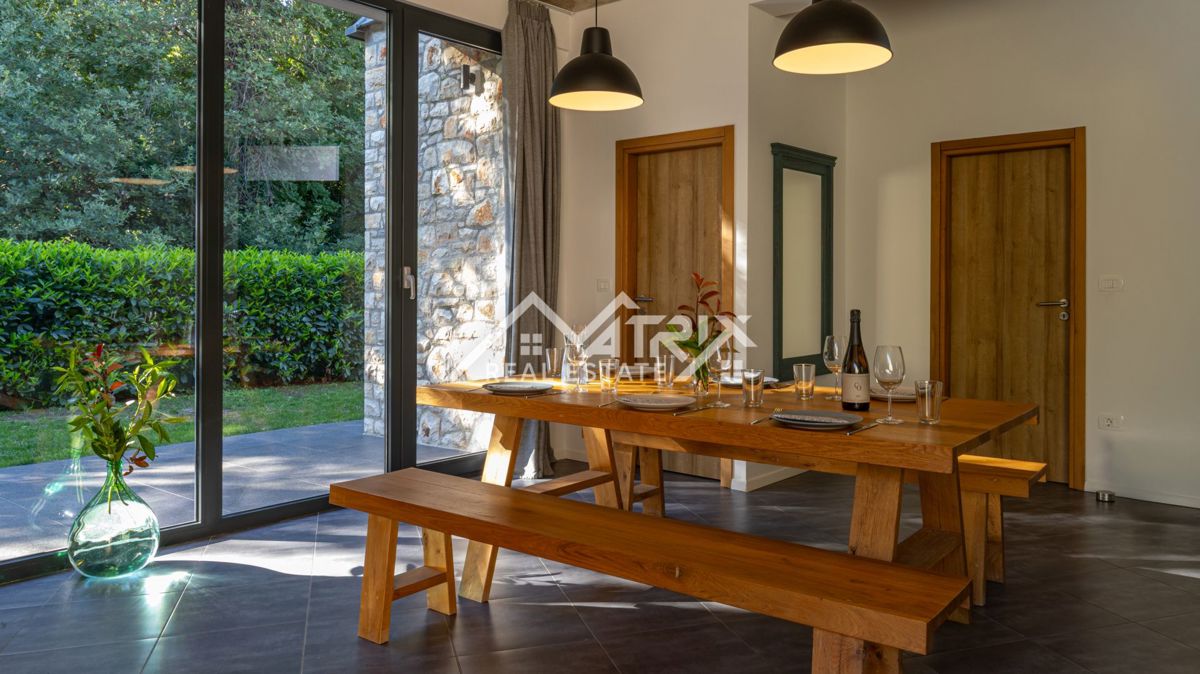 Umag, edinstvena vila z bazenom na mirni lokaciji, 600 m od morja