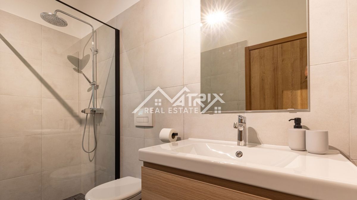 Umag, edinstvena vila z bazenom na mirni lokaciji, 600 m od morja