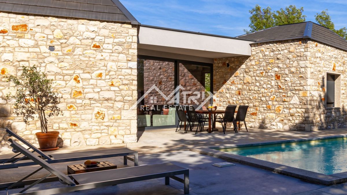 Umag, edinstvena vila z bazenom na mirni lokaciji, 600 m od morja