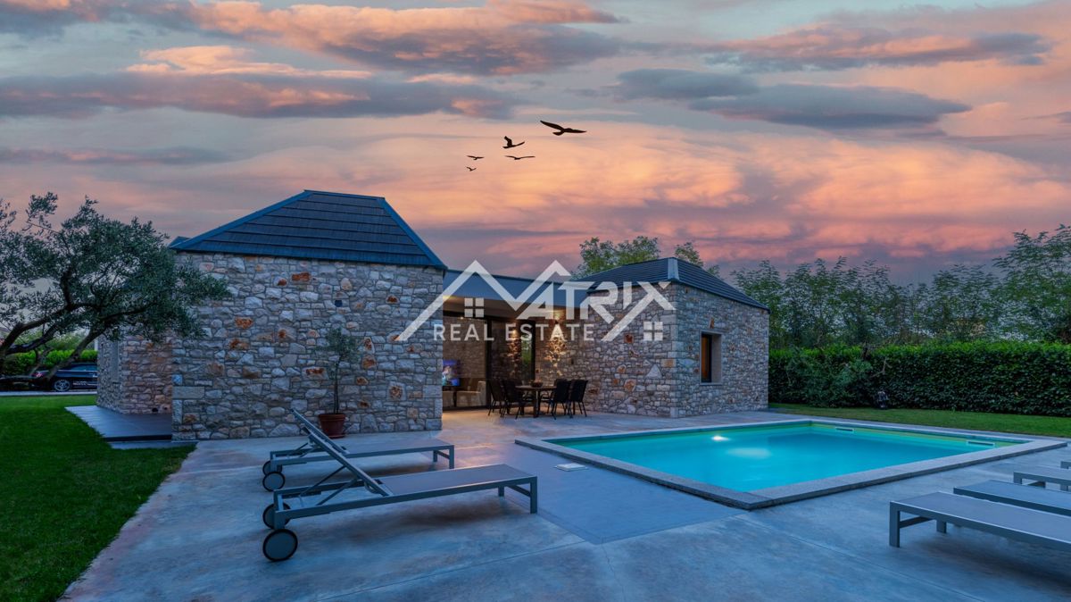 Umag, edinstvena vila z bazenom na mirni lokaciji, 600 m od morja