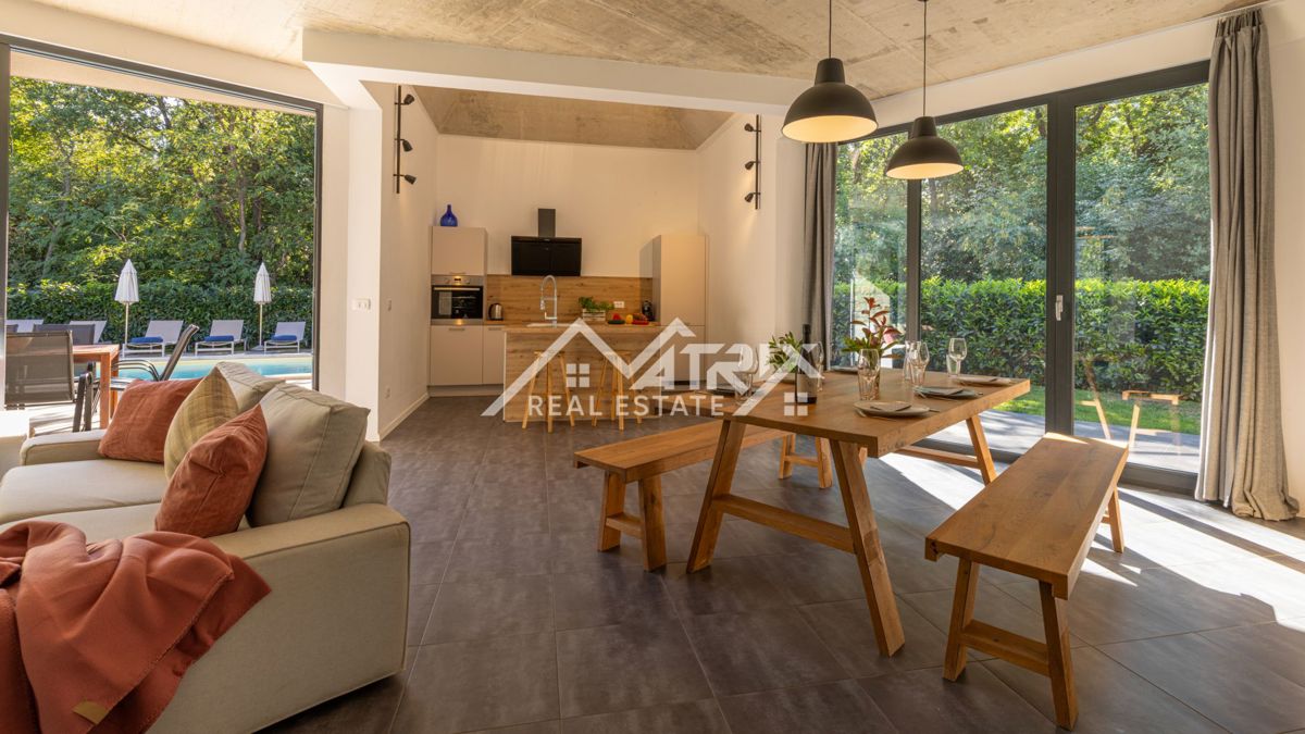 Umag, edinstvena vila z bazenom na mirni lokaciji, 600 m od morja