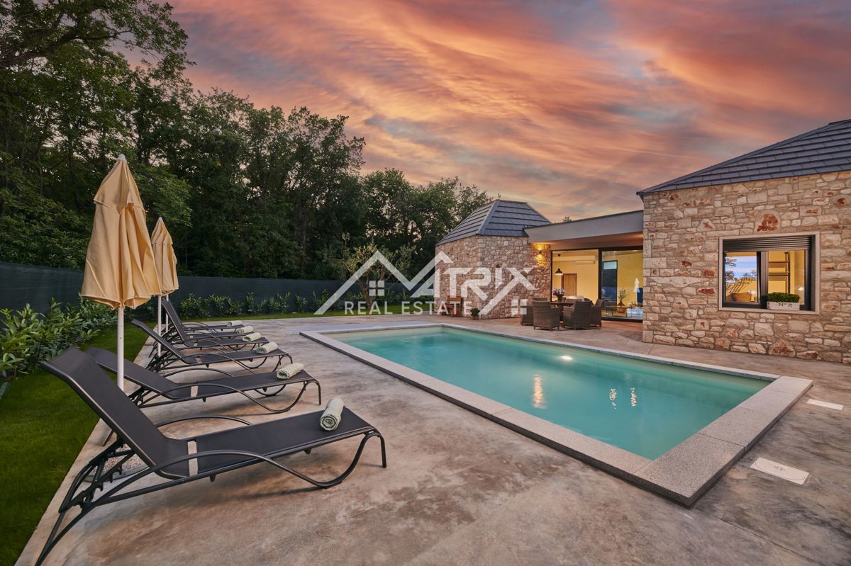 Umag, edinstvena vila z bazenom na mirni lokaciji, 600 m od morja