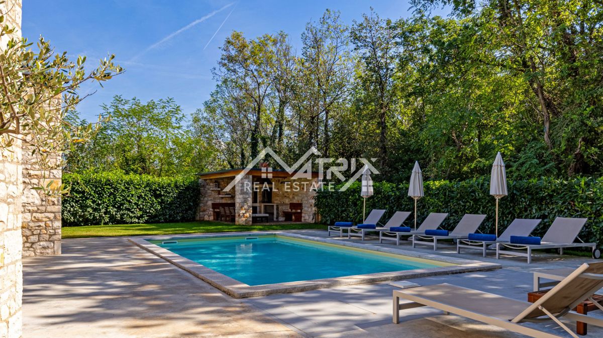 Umag, edinstvena vila z bazenom na mirni lokaciji, 600 m od morja