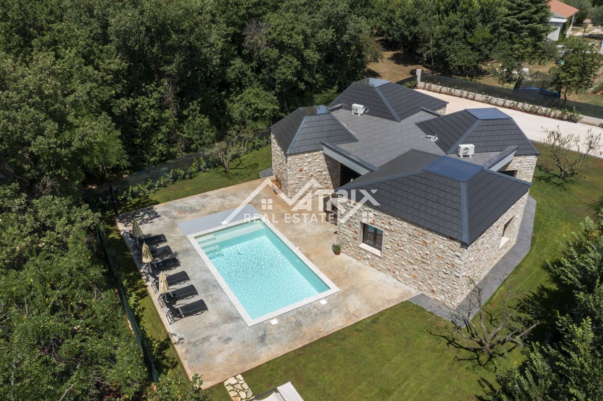 Umag, edinstvena vila z bazenom na mirni lokaciji, 600 m od morja