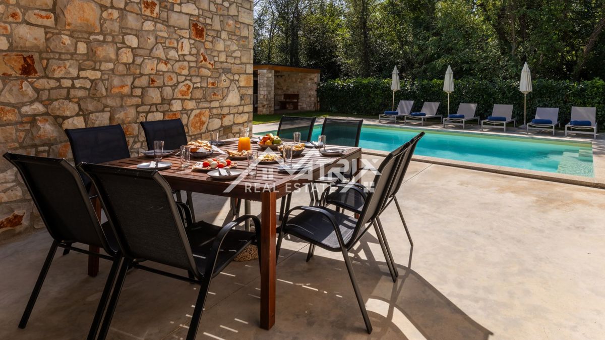 Umag, edinstvena vila z bazenom na mirni lokaciji, 600 m od morja