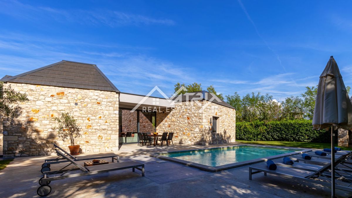 Umag, edinstvena vila z bazenom na mirni lokaciji, 600 m od morja