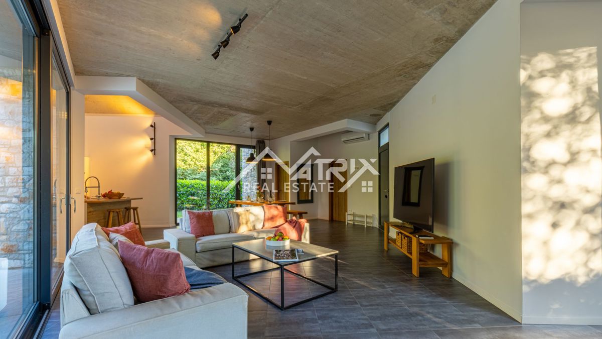 Umag, edinstvena vila z bazenom na mirni lokaciji, 600 m od morja