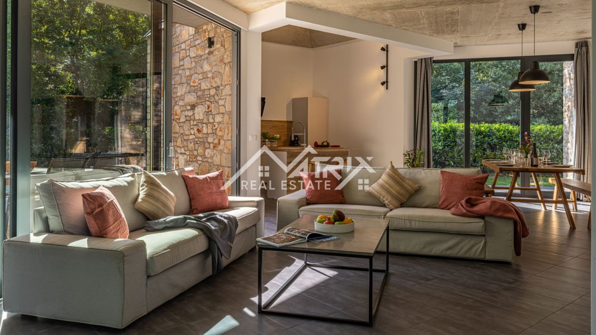 Umag, edinstvena vila z bazenom na mirni lokaciji, 600 m od morja