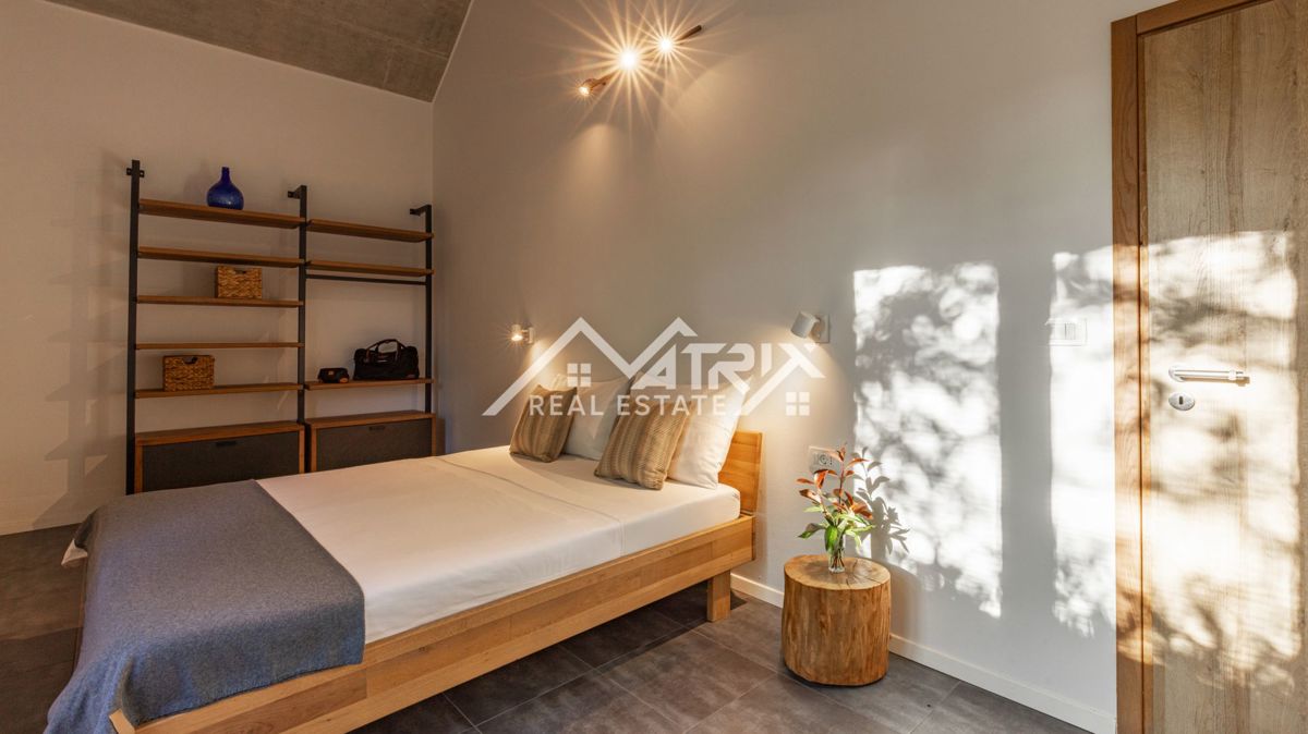 Umag, edinstvena vila z bazenom na mirni lokaciji, 600 m od morja