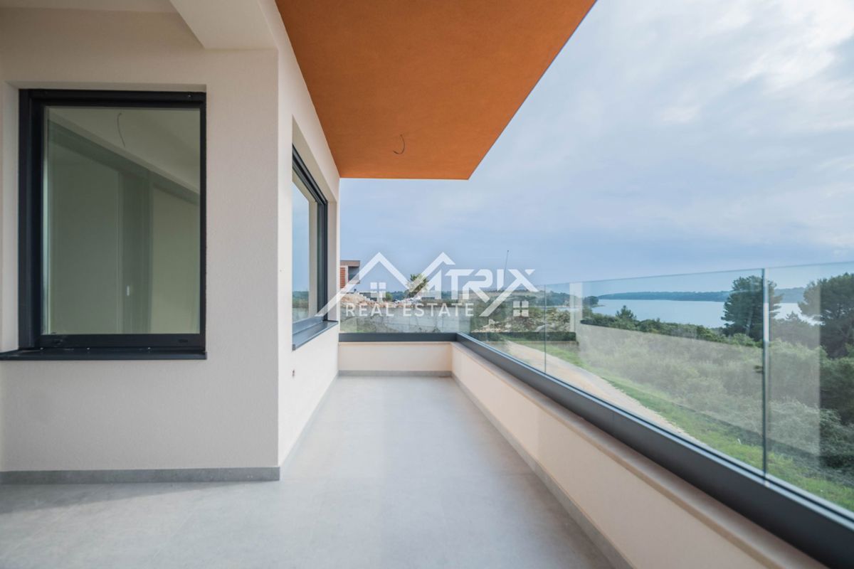 Medulin, stan v 1. nadstropju s teraso, prvi vrsti do morja