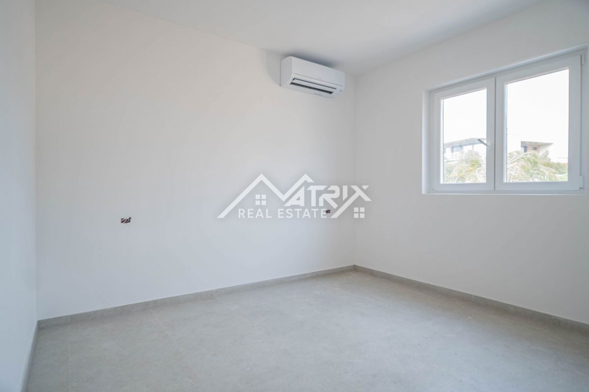 Medulin, stan v 1. nadstropju s teraso, prvi vrsti do morja