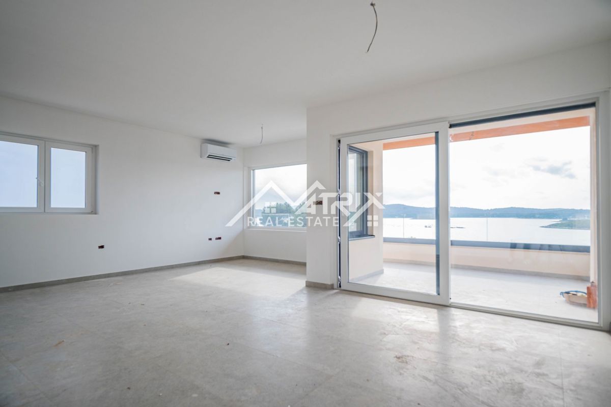 Medulin, stan v 1. nadstropju s teraso, prvi vrsti do morja