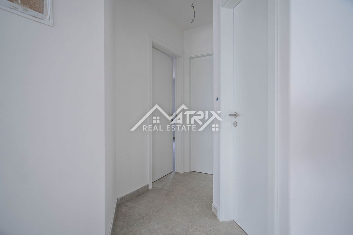 Medulin, stan v 1. nadstropju s teraso, prvi vrsti do morja