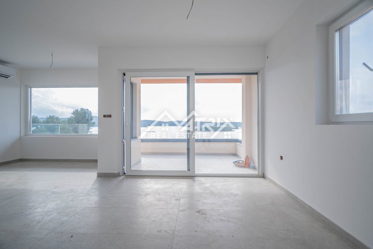 Medulin, stan v 1. nadstropju s teraso, prvi vrsti do morja