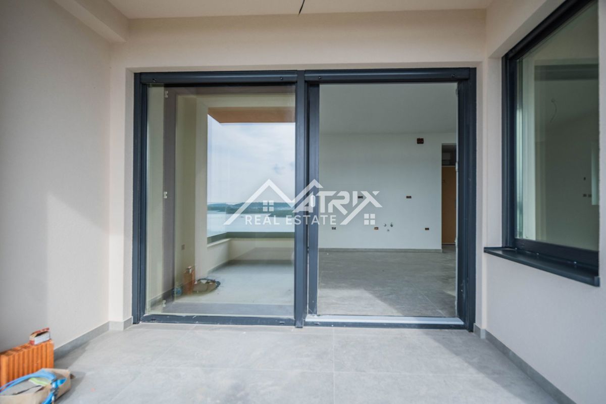 Medulin, stan v 1. nadstropju s teraso, prvi vrsti do morja