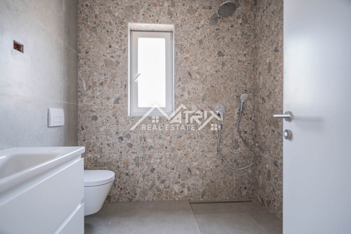 Medulin, stan v 1. nadstropju s teraso, prvi vrsti do morja