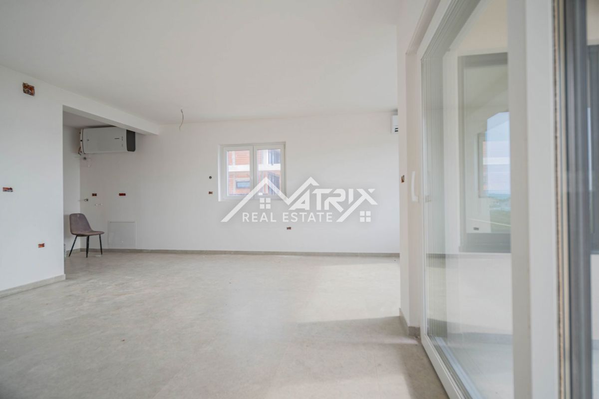 Medulin, stan v 1. nadstropju s teraso, prvi vrsti do morja