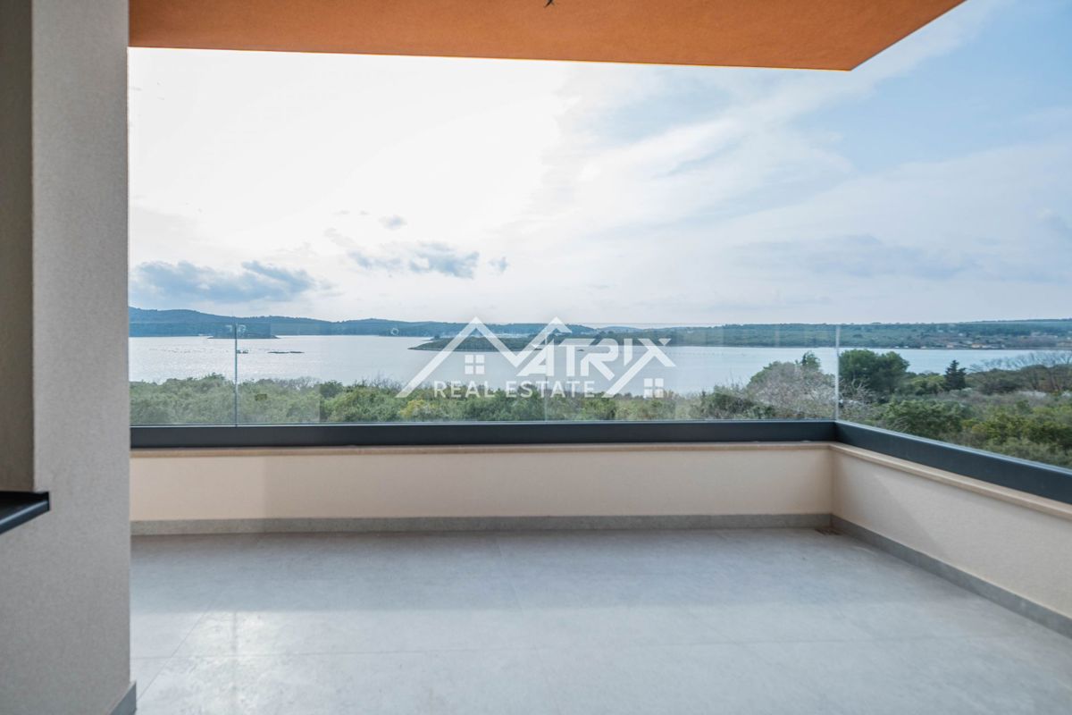 Medulin, stan v 1. nadstropju s teraso, prvi vrsti do morja