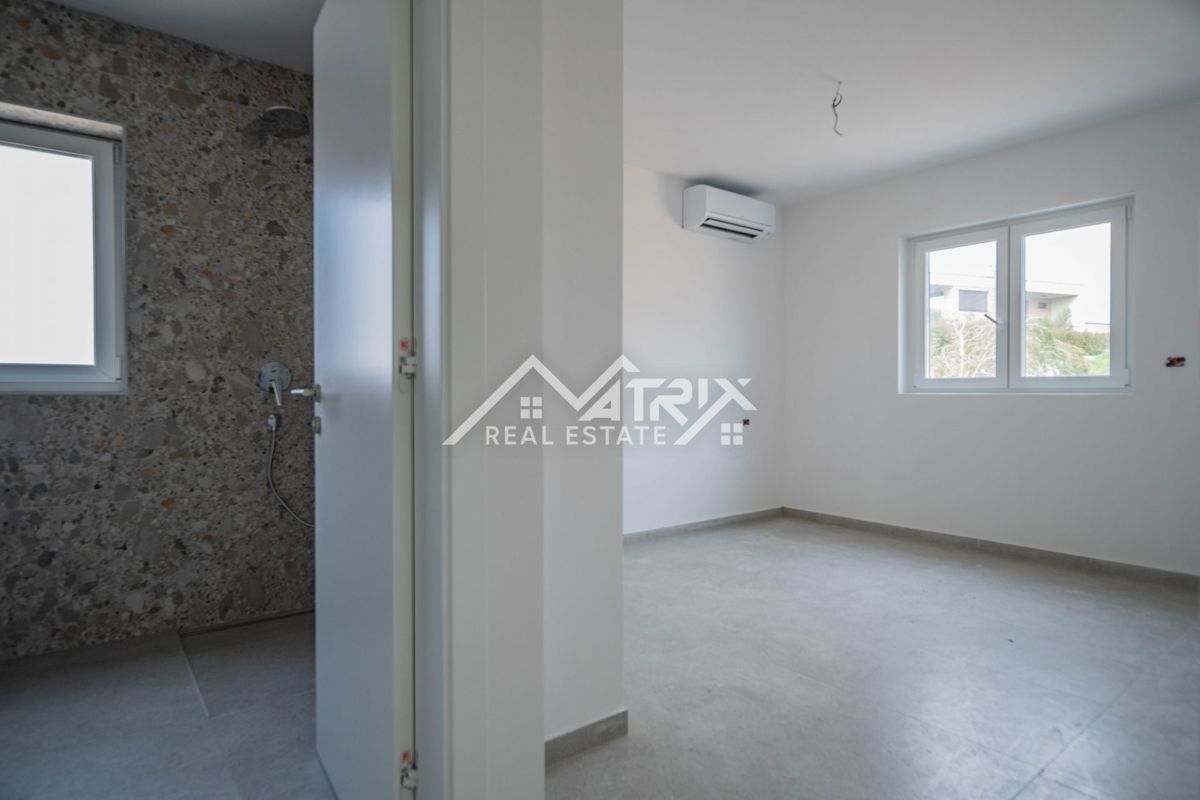 Medulin, stan v 1. nadstropju s teraso, prvi vrsti do morja