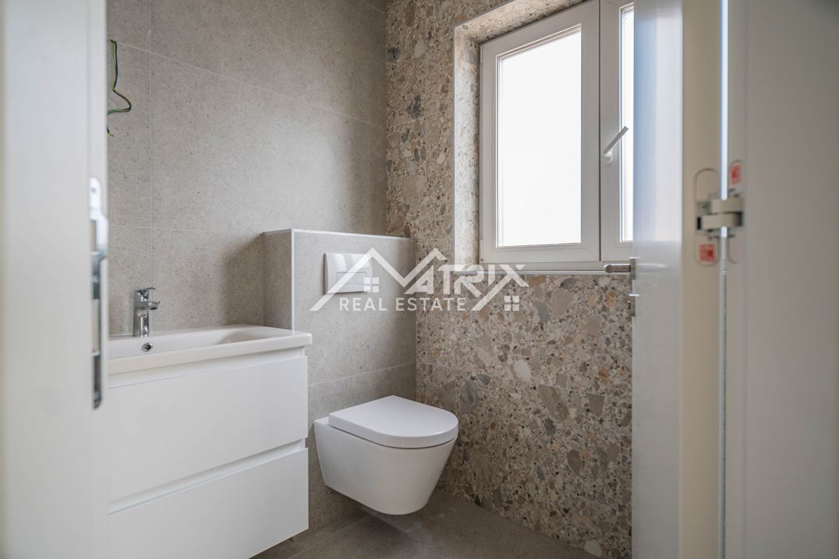 Medulin, stan v 1. nadstropju s teraso, prvi vrsti do morja