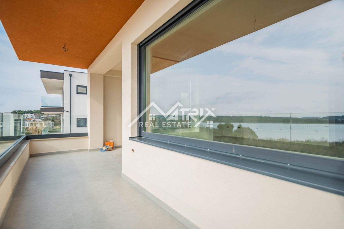 Medulin, stan v 1. nadstropju s teraso, prvi vrsti do morja