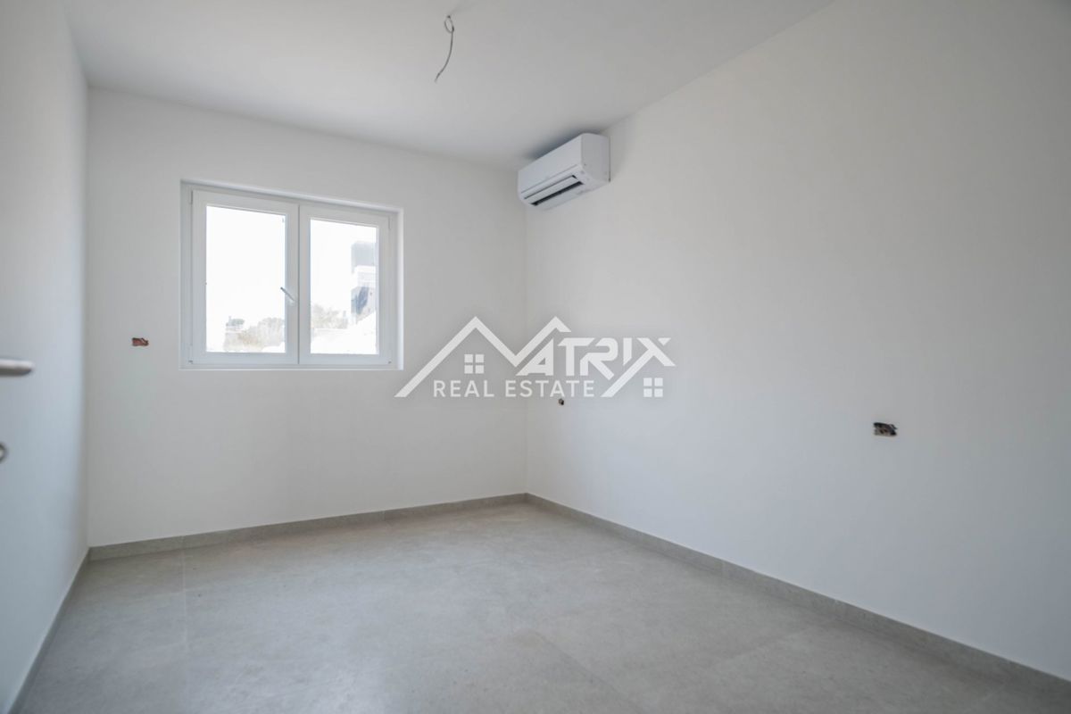 Medulin, stan v 1. nadstropju s teraso, prvi vrsti do morja