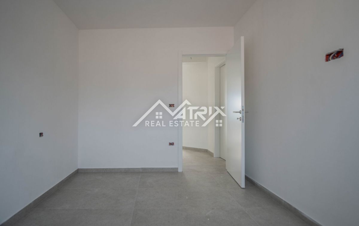 Medulin, stan v 1. nadstropju s teraso, prvi vrsti do morja