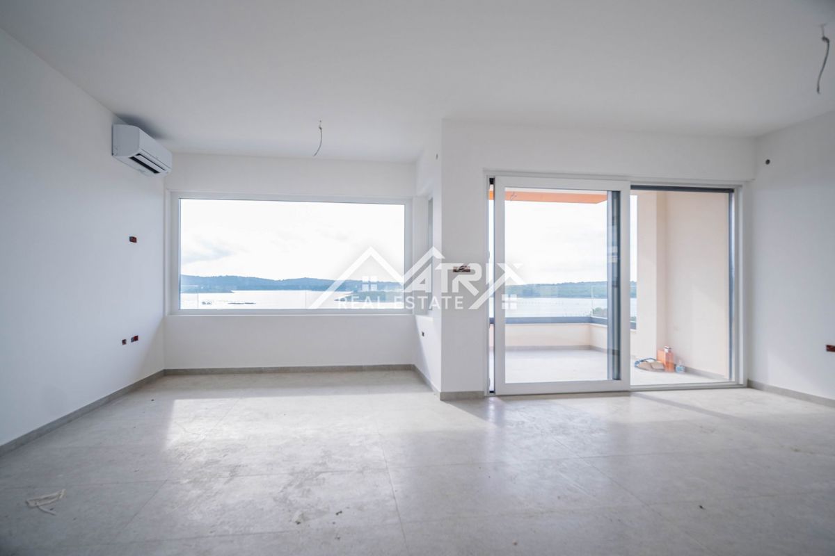 Medulin, stan v 1. nadstropju s teraso, prvi vrsti do morja