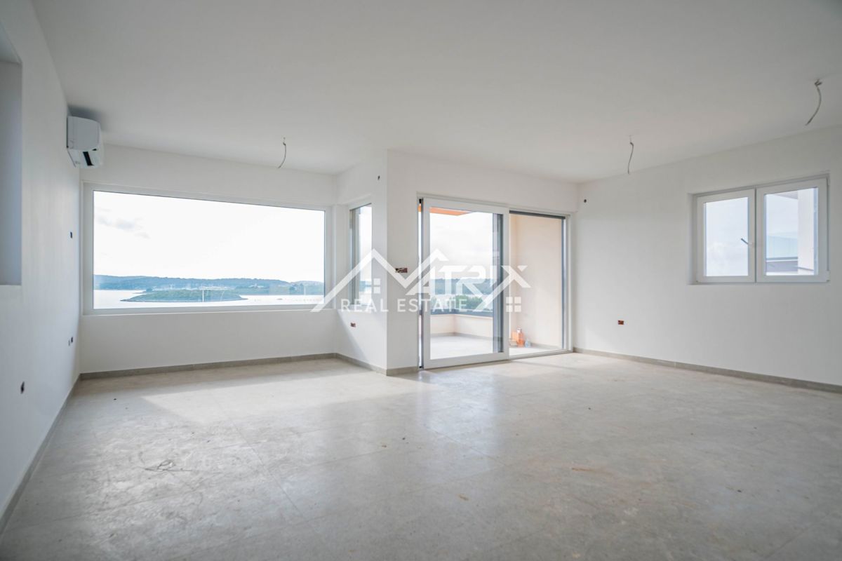 Medulin, stan v 1. nadstropju s teraso, prvi vrsti do morja