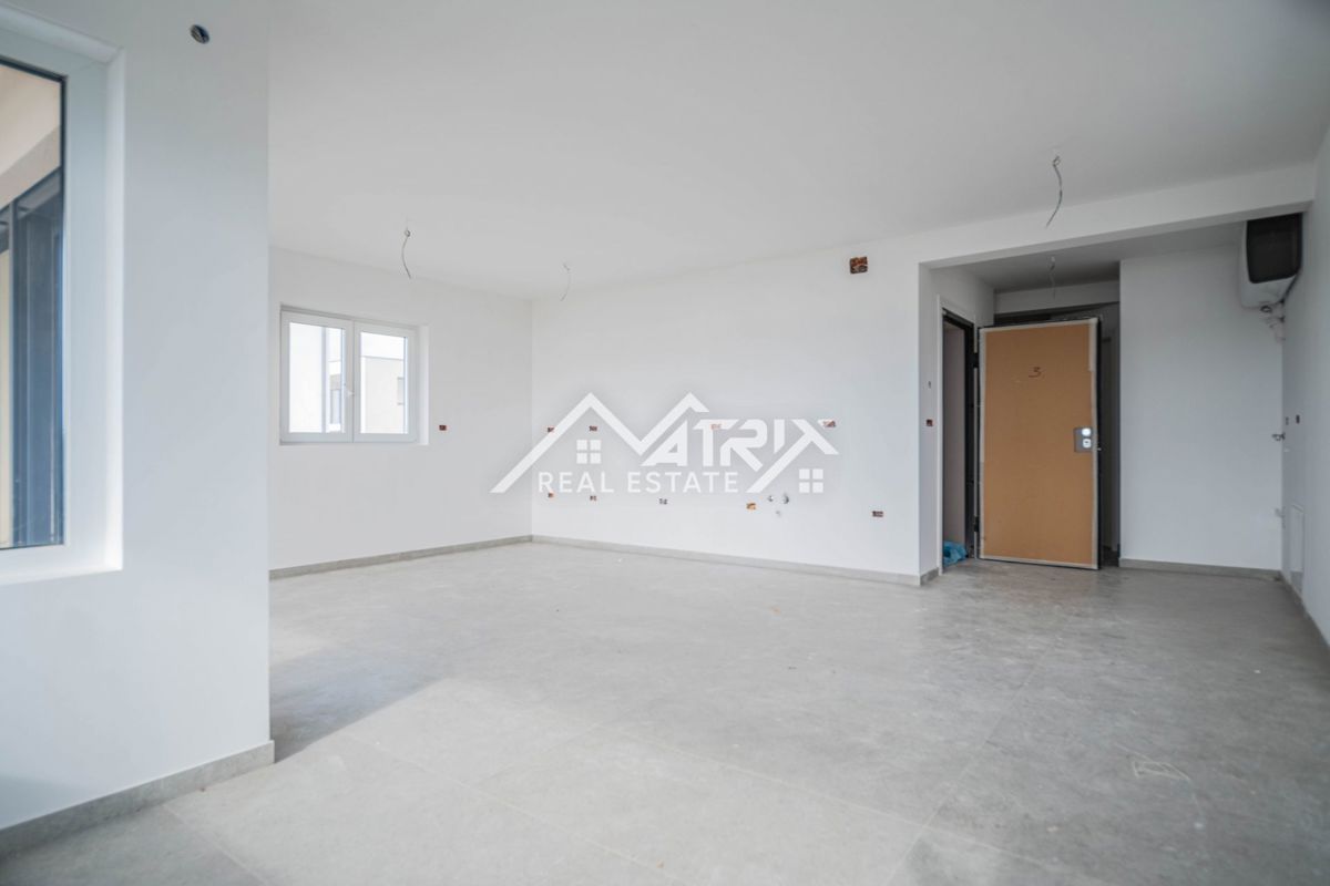 Medulin, stan v 1. nadstropju s teraso, prvi vrsti do morja