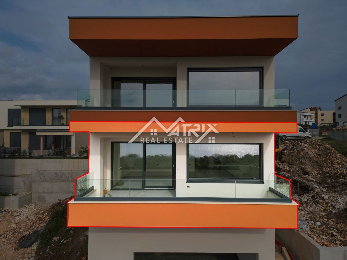 Medulin, stan v 1. nadstropju s teraso, prvi vrsti do morja