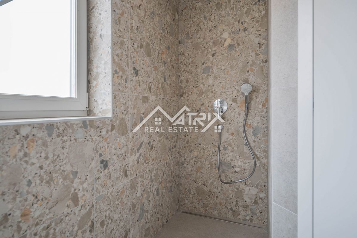 Medulin, stan v 1. nadstropju s teraso, prvi vrsti do morja