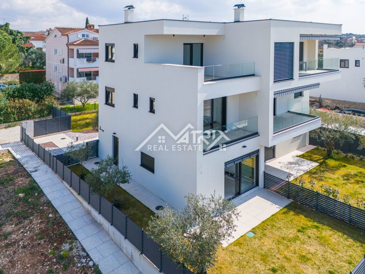 Poreč, trinadstropna hiša z vrtom le 800 metrov od morja