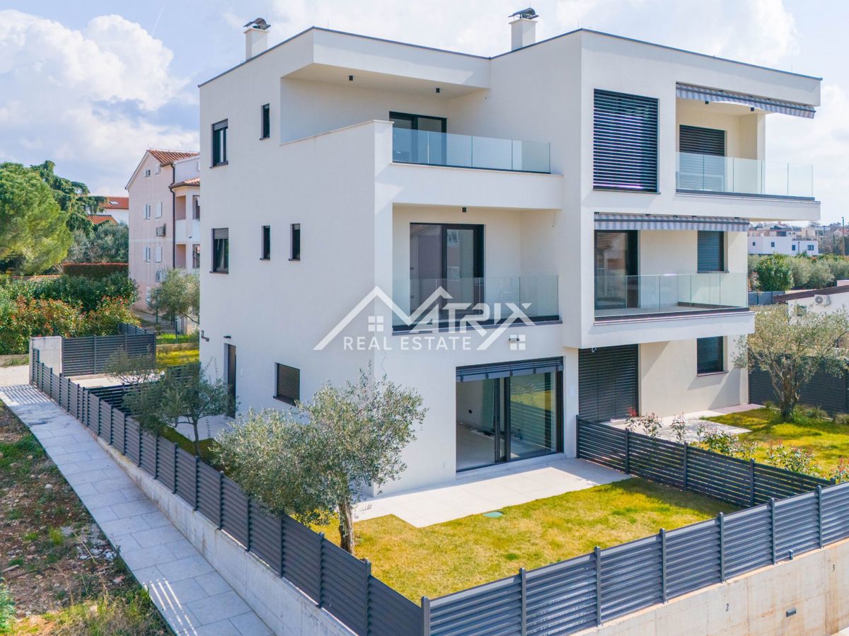 Poreč, trinadstropna hiša z vrtom le 800 metrov od morja