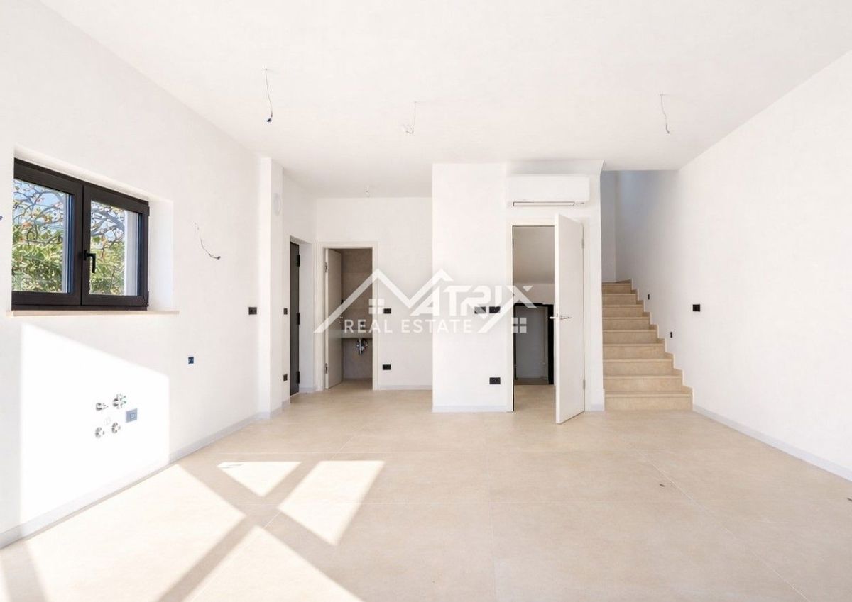 Poreč, trinadstropna hiša z vrtom le 800 metrov od morja