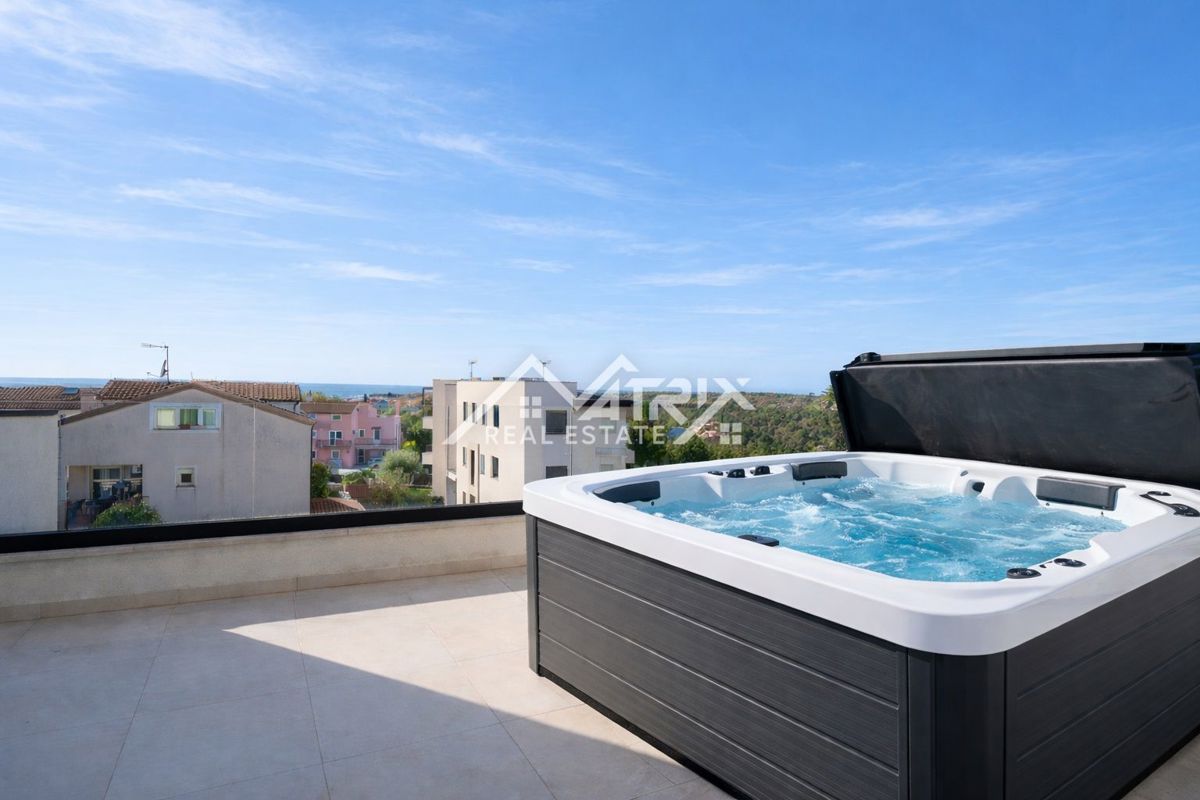 Poreč, trinadstropna hiša z vrtom le 800 metrov od morja