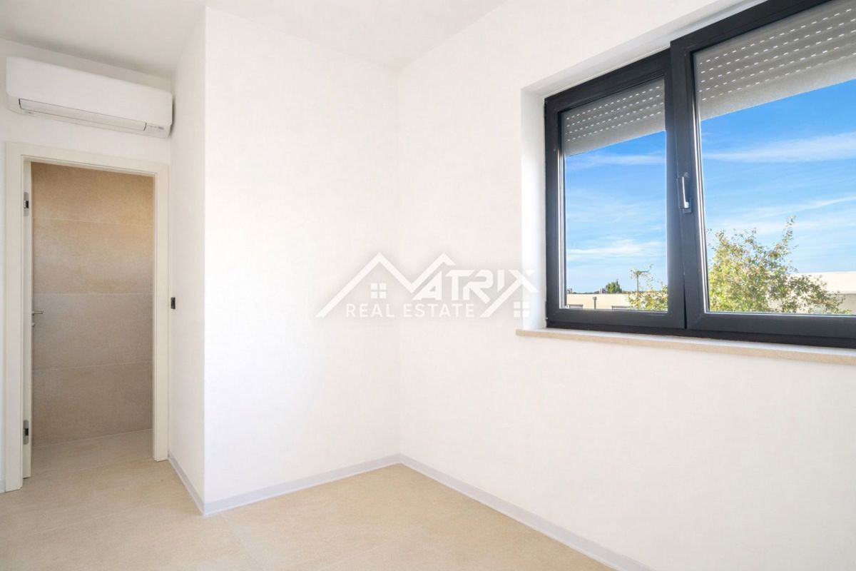 Poreč, trinadstropna hiša z vrtom le 800 metrov od morja