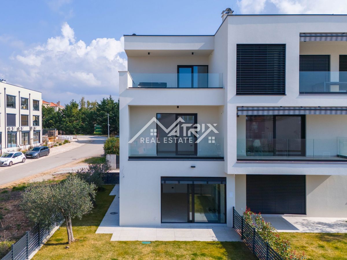 Poreč, trinadstropna hiša z vrtom le 800 metrov od morja