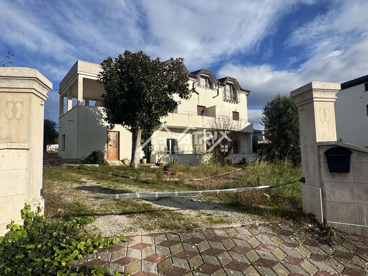 Umag – velika hiša z dodatno parcelo, le 100 m od morja