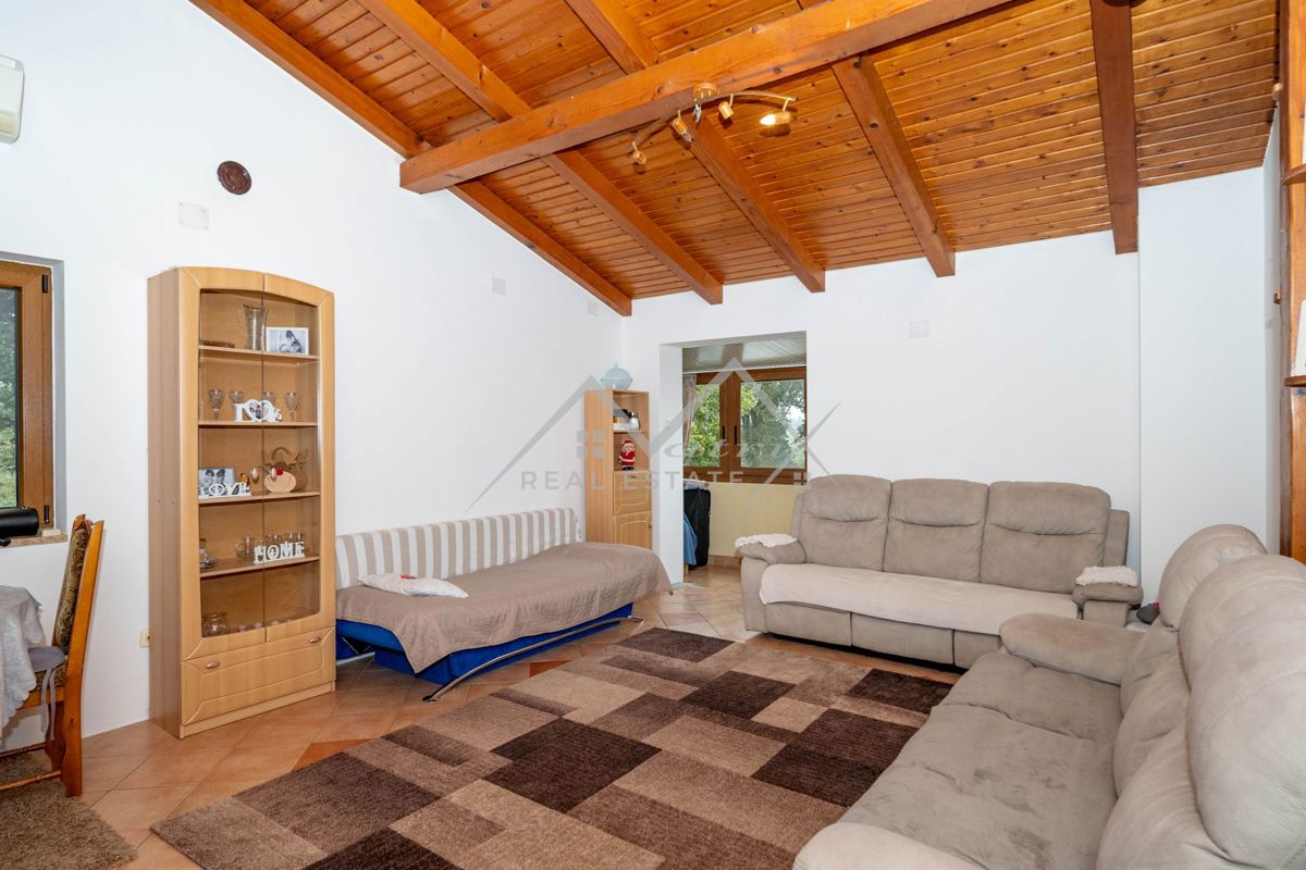 Novigrad, stanovanje na mirni lokaciji v bližini mesta