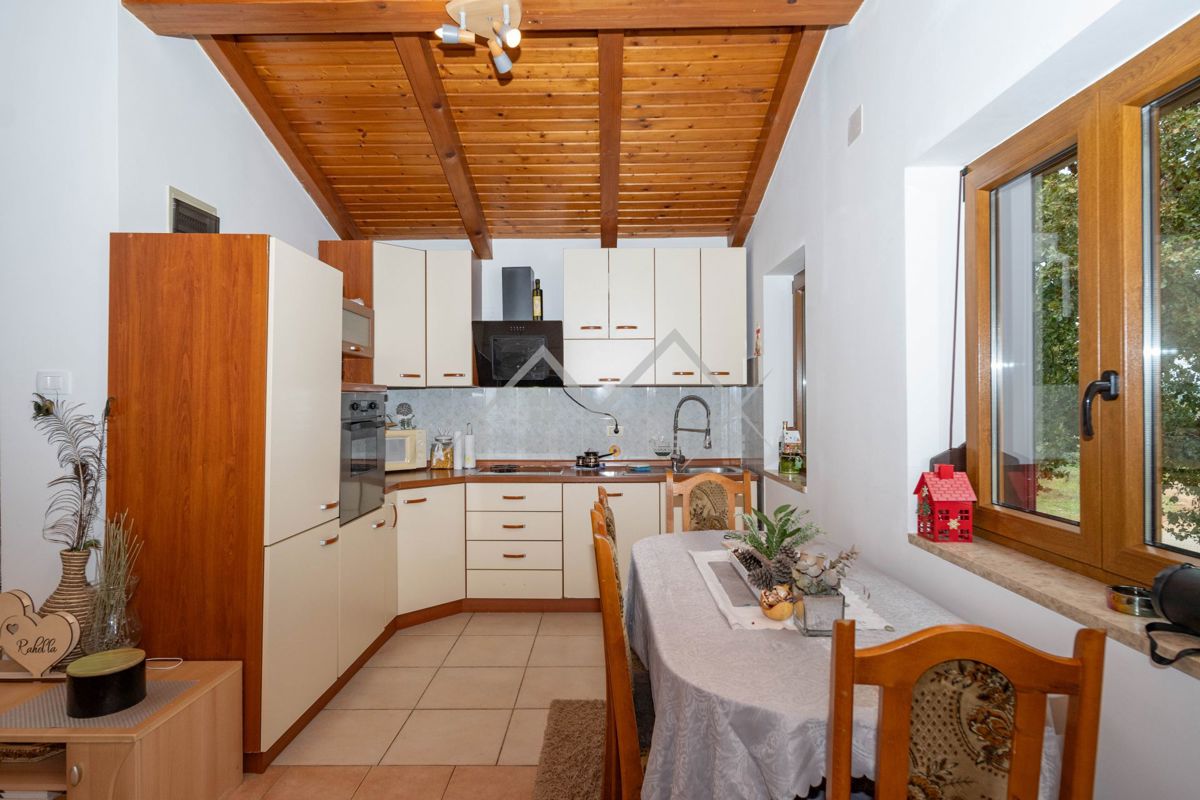 Novigrad, stanovanje na mirni lokaciji v bližini mesta