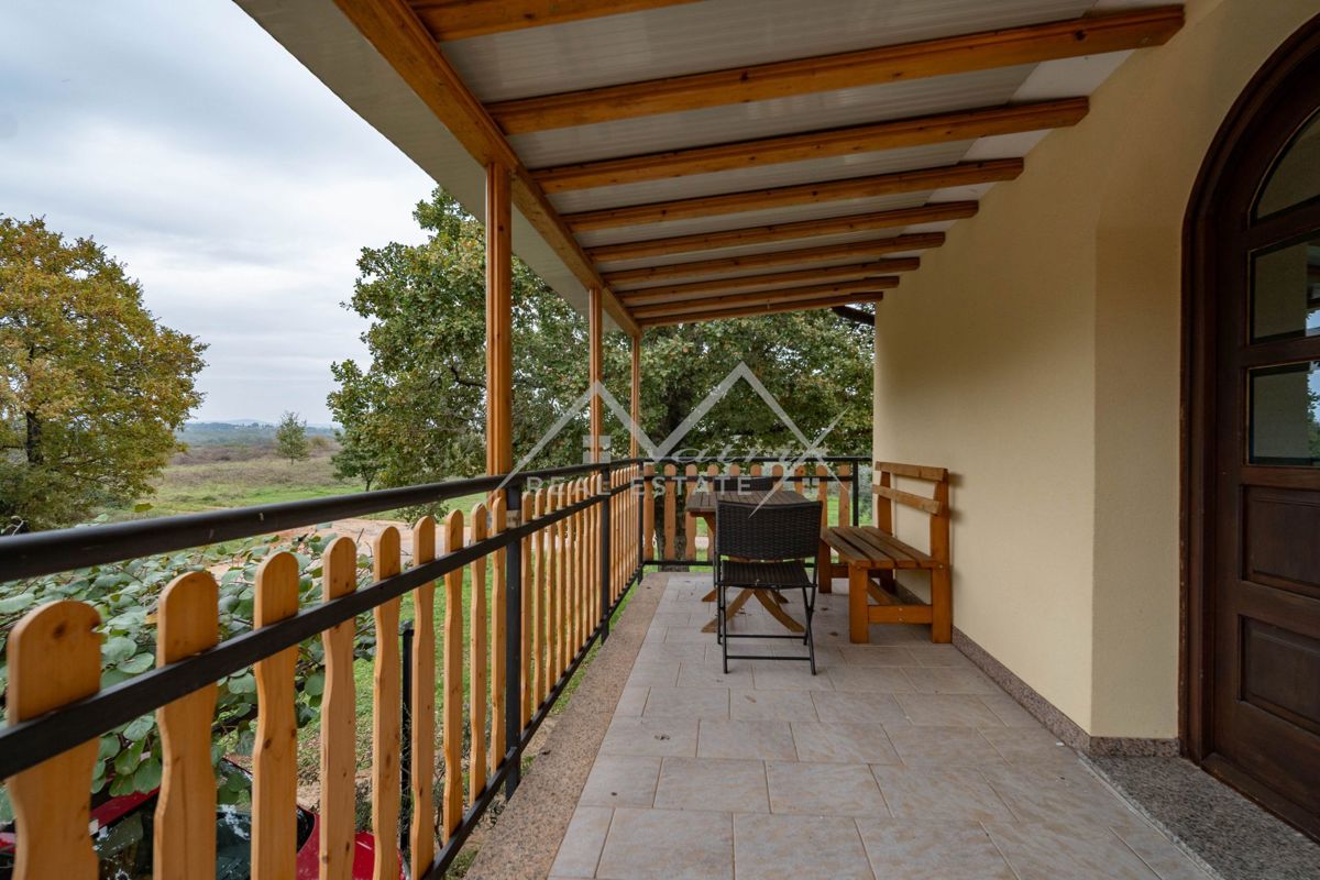 Novigrad, stanovanje na mirni lokaciji v bližini mesta