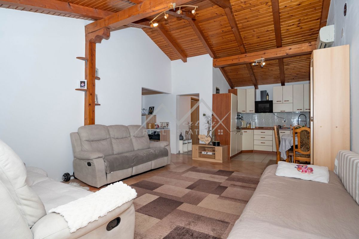 Novigrad, stanovanje na mirni lokaciji v bližini mesta